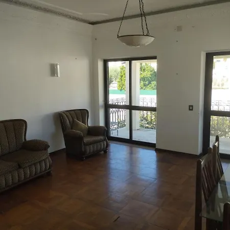 The Wolves' Den בומברל